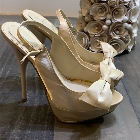 DREAMS Shoes - DREAMS Bow Heels Ivory Cream Satin like fabric 7.5